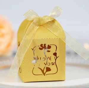Detailansicht der goldenen Hochzeits-Süßigkeitenschachtel mit Love-You-Gravur und Schleife