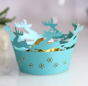 Vue macro de caissettes à cupcakes bleu clair découpées au laser avec renne de Noël