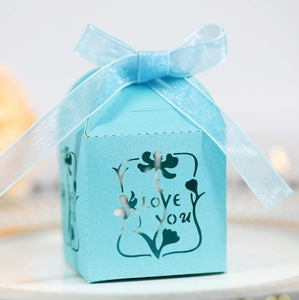 Detaillierte lasergemusterte hellblaue Pralinenschachtel mit LOVE YOU Text und Schleife