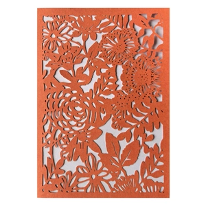 Couverture d'invitation orange découpée au laser avec motifs floraux sur fond gris clair