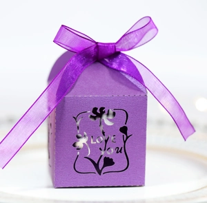 Elegante lila lasergeschnittene Geschenkschachtel mit Love You Text und Schleife