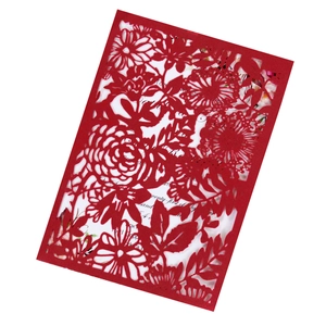 Vue détaillée de roses découpées au laser sur des faire-part de mariage rouge foncé
