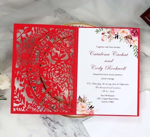 Détail du faire-part de mariage ajouré au laser avec carte intérieure en aquarelle