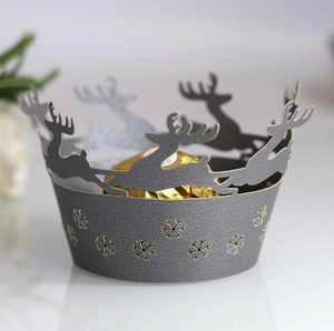 Caissettes à cupcakes gris foncé découpées au laser avec rennes et flocons de neige
