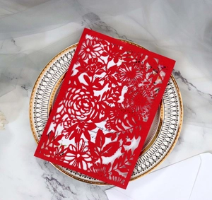 Détails de découpe laser de roses et motifs floraux sur couverture d'invitation rouge