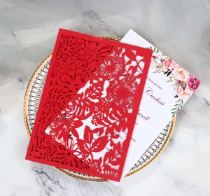 Carte d'invitation de mariage rouge découpée au laser avec page intérieure fleurie