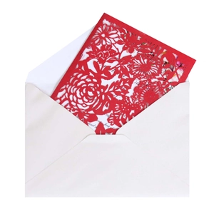 Détails de motifs floraux découpés au laser sur invitation de mariage rouge et blanc