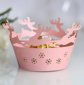 Détail de caissettes à cupcakes roses découpées au laser avec rennes et motifs de neige