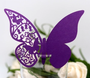 Segnaposto a farfalla viola tagliato al laser con intricati motivi floreali per matrimoni