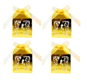 Vier goldene lasergeschnittene Hochzeits-Gastgeschenke mit Paar-Silhouette und Schleife