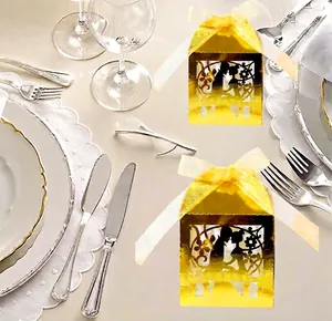 Laserschnitt Goldene Hochzeit Gastgeschenkboxen mit romantischem Motiv und Schleife