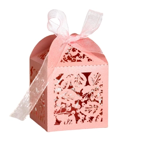 Boîte cadeau rose découpée au laser avec motifs de feuilles et ruban en mousseline