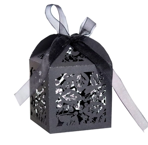 Boîte cadeau noire élégante découpée au laser avec motifs floraux et ruban satin
