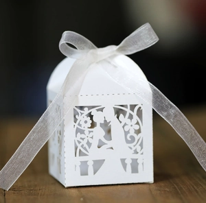 Nahaufnahme der lasergeschnittenen weißen Gastgeschenkbox mit Schleife und Silhouette