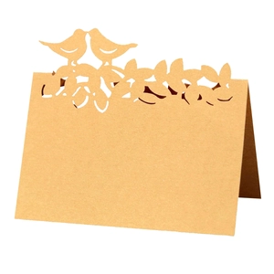 Marque-places en papier kraft découpé au laser avec oiseaux pour tables de mariage