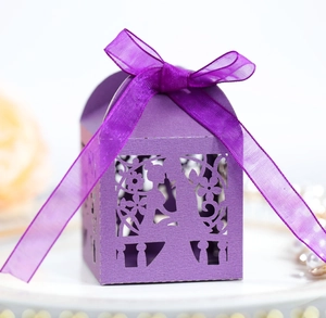 Detail der lila lasergeschnittenen Hochzeits-Gastgeschenkbox mit Blumenmuster und Band