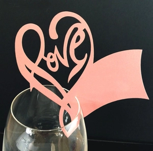 Tarjeta de mesa LOVE rosa cortada con láser en forma de corazón para copas