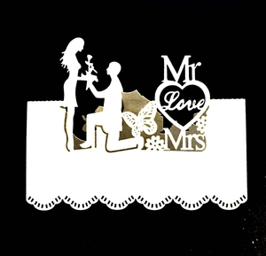 Détail d'une carte de table de mariage blanche découpée au laser avec motifs Mr Love et Mrs