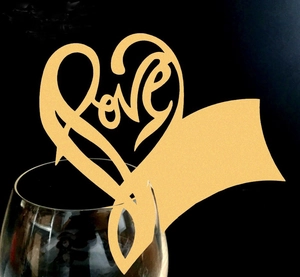 Elegante tarjeta de mesa Love dorada con forma de corazón para copas de vino
