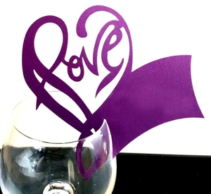 Tarjeta de copa de vino morada con forma de corazón y corte Love para fiestas