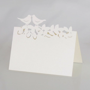 Marque-place détaillé découpé au laser en papier perlé blanc avec motif d'oiseau et arbre