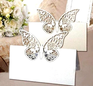Détail du marque-place papillon découpé au laser avec motifs floraux pour mariages