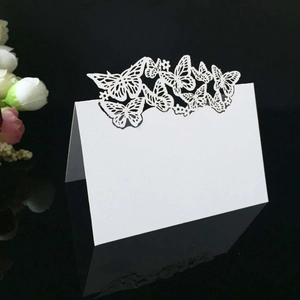 Élégant marque-place de mariage papillon découpé au laser blanc avec espace pour le nom