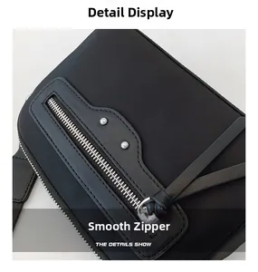 Détail de la fermeture éclair argentée et des rivets sur un sac bandoulière noir en nylon