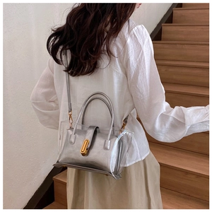 Détail d'un sac à main transparent en PVC avec pochette intérieure argentée métallisée