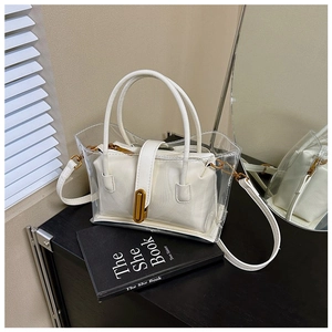 Détail du sac cabas transparent avec pochette intérieure blanche et fermoir doré