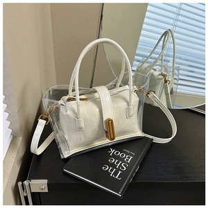 Détail du sac transparent en PVC avec pochette blanche et fermoir doré chic