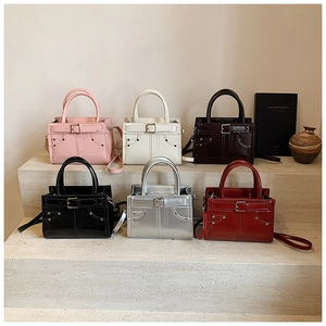 Vue détaillée de sacs à main carrés minimalistes en cuir en six couleurs tendance sur pierre