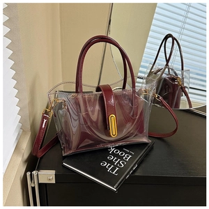 Détail du sac cabas transparent en PVC avec pochette intérieure en cuir rouge et fermoir