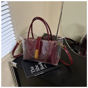 Détail d'un ensemble deux pièces avec sac transparent en PVC et pochette intérieure bordeaux