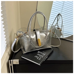 Détail du sac jelly argenté avec coque en PVC transparent et pochette intérieure métallisée