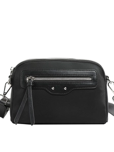 Sac bandoulière noir minimaliste avec large bandoulière et fermeture à franges