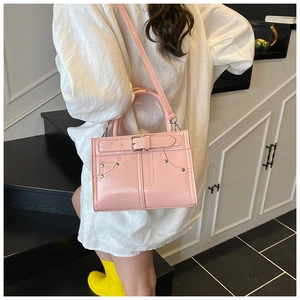 Sac à main rose tendance avec rivets métalliques argentés et boucles de style street-chic