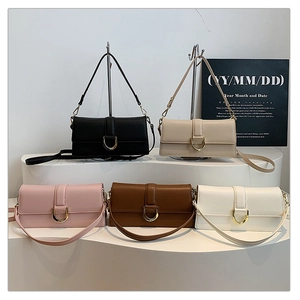 Détail du sac à bandoulière rectangulaire avec boucle en D dorée et cuir de qualité supérieure