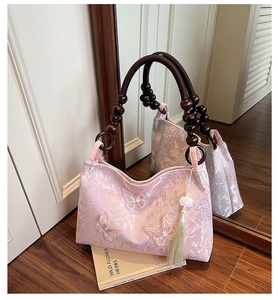Sac fourre-tout en jacquard rose avec poignée en perles de bois et papillons déco