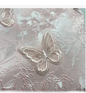 Vue macro du tissu en satin rose clair avec broderie papillon 3D exquise de la bourse