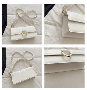 Détails du sac à bandoulière carré blanc avec boucle dorée en forme de fer à cheval