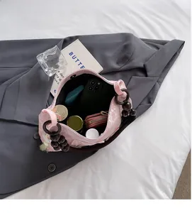 Vue de dessus du sac cabas jacquard rose montrant sa grande capacité de rangement