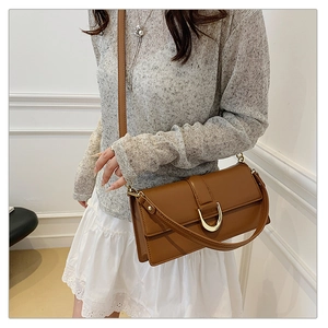 Sac bandoulière en cuir marron avec boucle fer à cheval dorée et lanières amovibles