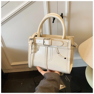 Détail du sac cabas blanc crème avec texture similicuir et boucles métalliques