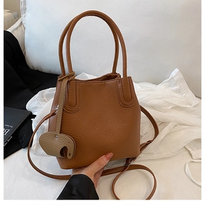 Sac seau marron texture litchi avec un charmant pendentif éléphant en cuir et anse