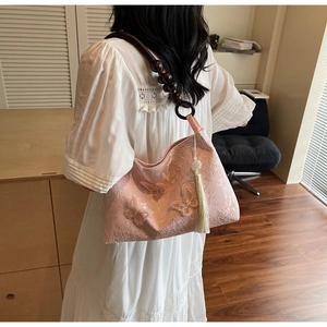 Sac fourre-tout rose en dentelle avec papillons 3D et bandoulière en perles de bois