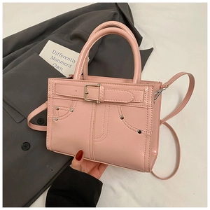 Détail du sac à main rose tendance avec motif de poche en jean et rivets argentés