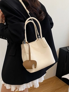 Sac seau crème en cuir grainé avec charm éléphant pour un look femme élégant