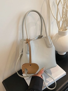 Sac à main gris clair en cuir avec pendentif éléphant, porté main ou en bandoulière