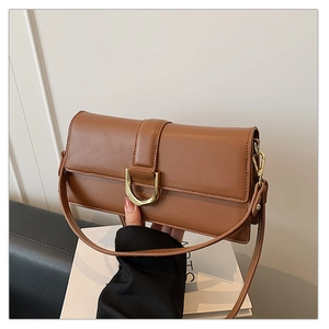 Sac sous le bras rectangulaire caramel avec boucle dorée en D et bandoulière fine